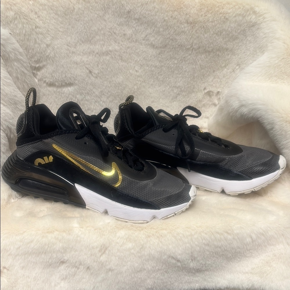 Nike Air Max Pro 2090 Black and Gold Athletic Sneakers with Sleek Design - Picture 4 of 8